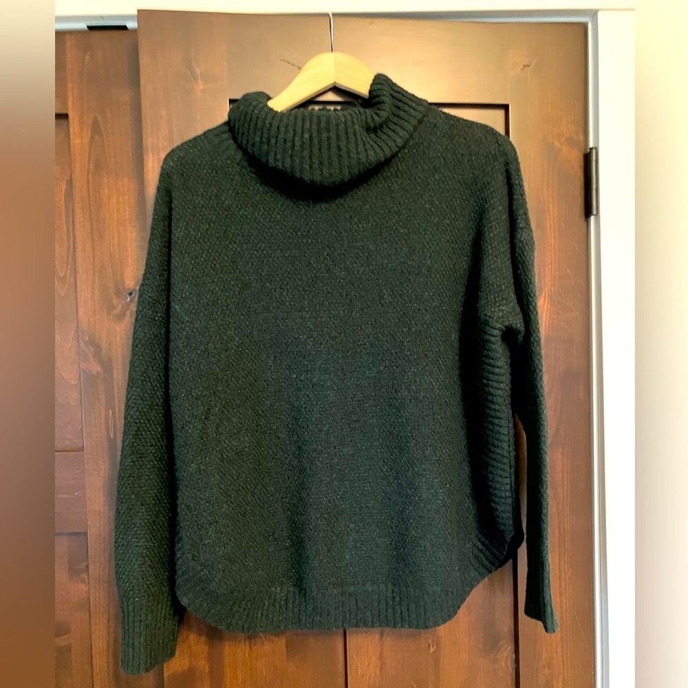 Staccato curved hem hunter  green sweater